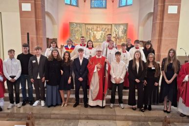 Weihbischof Josef Holtkotte spendete 34 Jugendlichen die Firmung