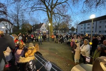 Viele Laternen leuchteten zu St. Martin