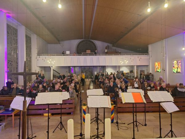 Der Regenborgenchor beim Lichterkonzert (Foto: Schmidt)