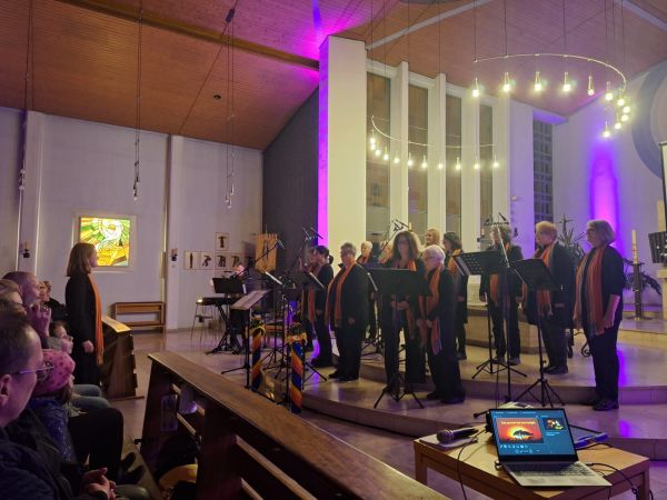 Der Regenborgenchor beim Lichterkonzert (Foto: Schmidt)