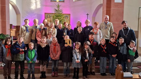 Die Mengeder Pfadfinder brachten das Friedenslicht.