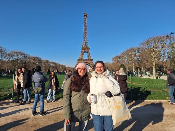 Kira und Sabine senden Grüße vom Internationalen Jugendtreffen aus Paris.