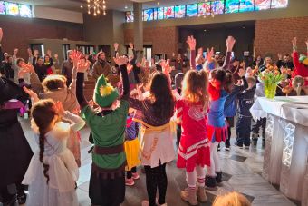 „Die Hände zum Himmel“ beim Kinderkarneval in Bodelschwingh