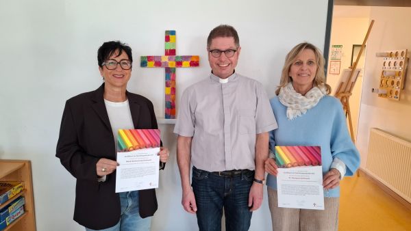 Pfarrer Hubert Werning (mitte) überreichte Susanne Kowalski (l., Kita Mariä Heimsuchung) und Kerstin Dominik (r., Familienzentrum St. Remigius) die Zertifikate des Erzbistums Paderborn.