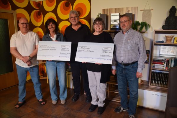 Foto (Komödie St. Marien): von Links: Uwe Niemeier (Komödie St. Marien), Heike Dahlheimer (Spendobel), Martin Teufer (Komödie St. Marien), Anke Elsbernd (Vorsitzende Gemeinderat St. Marien) und Ulrich Militzer (Komödie St. Marien).