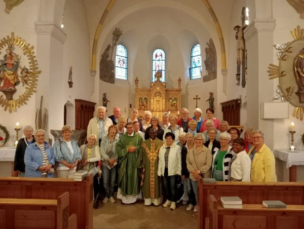 Die Pilgergruppe nach der Hl. Messe in St. Josef Kumreut. (Foto: Linnewerth)