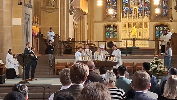Weihbischof Josef Holtkotte leitete die Liturgie der Sendungsfeier im Hohen Dom zu Paderborn.