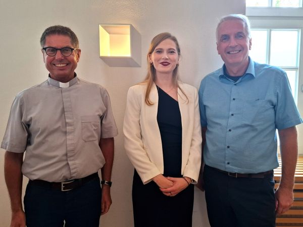Pfarrer Hubert Werning (links) und Gemeindereferent Markus Kohlenberg freuten sich über die Sendung in den pastoralen Dienst und gratulierten Lea Liebendahl im Namen der Heimatgemeinde.