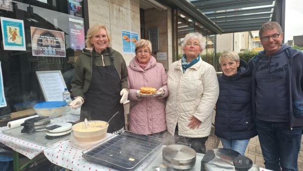 Die Frauengemeinschaften im Stadtbezirk sammelten Spenden beim Waffelbacken.