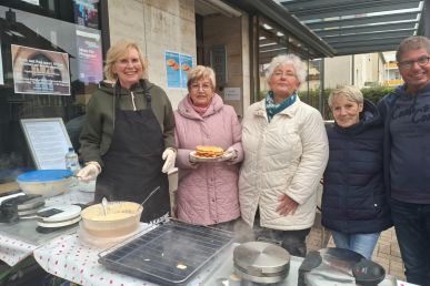 Beim Waffelbacken Spenden für Flutopfer gesammelt 