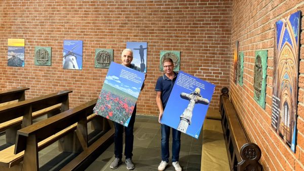 Gemeindereferent Markus Kohlenberg (l.) und Pfarrer Hubert Werning stellten die Ausstellung in der Kirche Mariä Heimsuchung vor.